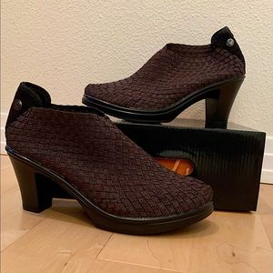 Never worn Bernie Mev women’s shoes Chesca brown metallic size 39.